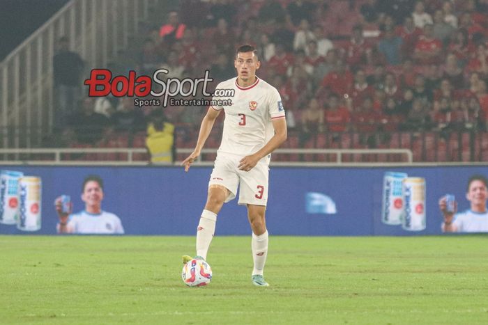 Jay Idzes sedang menguasai bola dalam laga keenam babak penyisihan grup F Kualifikasi Piala Dunia 2026 antara timnas Indonesia versus timnas Filipina di Stadion Utama Gelora Bung Karno, Senayan, Jakarta, Selasa (11/6/2024).