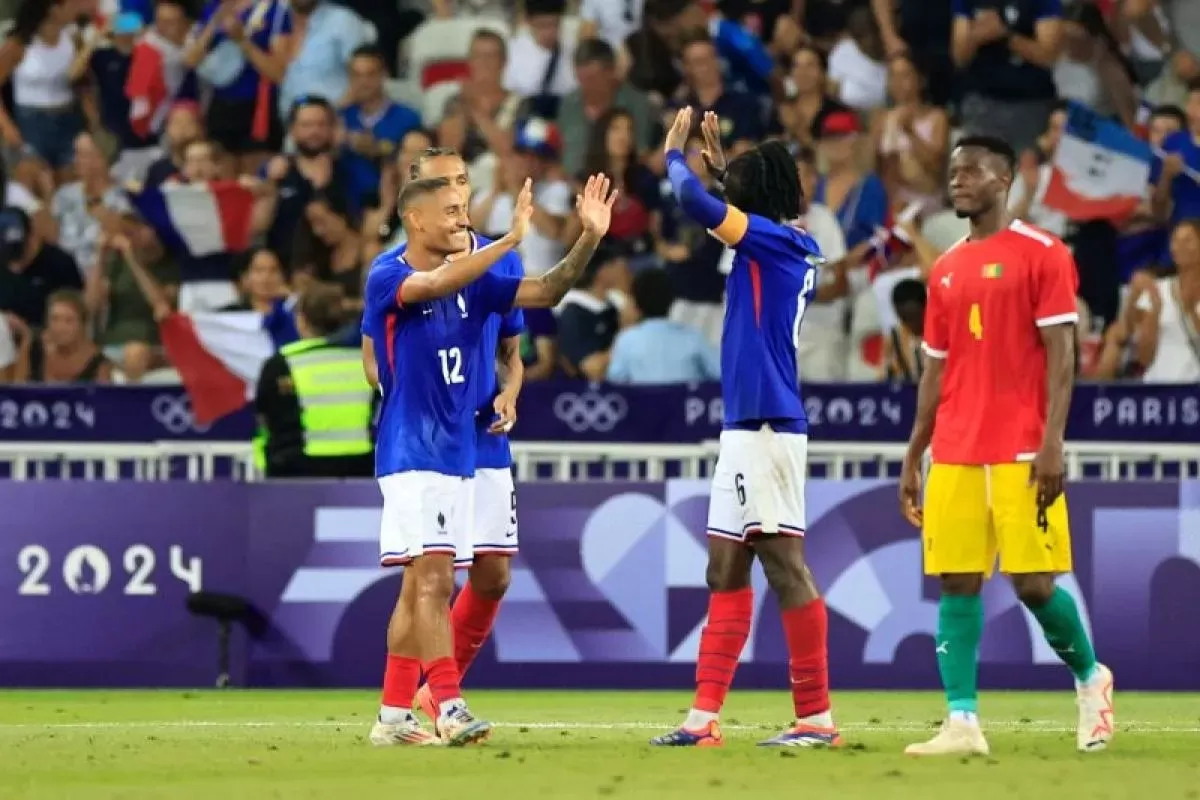 Gelandang Prancis Enzo Millot berselebrasi dengan rekannya, Manu Kone (kanan), setelah timnya mengalahkan Guinea dalam pertandingan sepak bola Olimpiade Paris 2024 di Stadion Nice, Nice, pada 27 Juli 