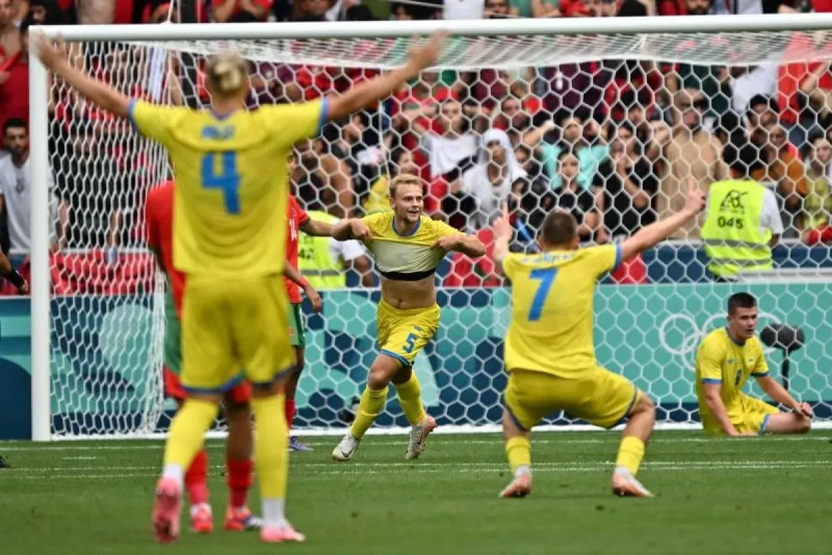 Para pemain Ukraina merayakan gol yang dibuat Ihor Krasnopir dalam pertandingan kedua Grup B antara Ukraina dan Maroko dalam Olimpiade Paris 2024 di Stadion Geoffroy-Guichard Stadium, Saint-Etienne.