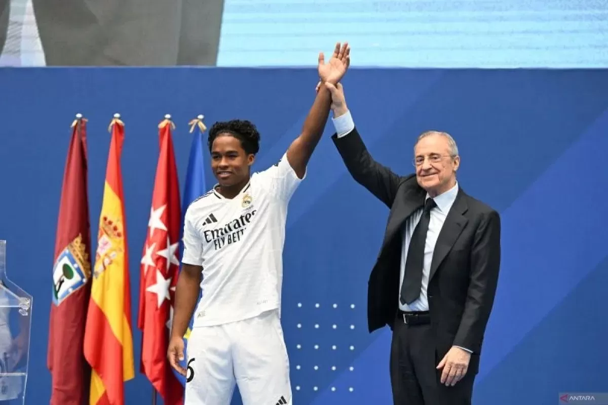 Presiden Real Madrid, Florentino Perez (kanan) saat memperkenalkan rekrutan anyar penyerang timnas Brasil, Endrick Felipe (kiri) diperkenalkan ke publik di di stadion Santiago Bernabeu, Madrid, Sabtu 