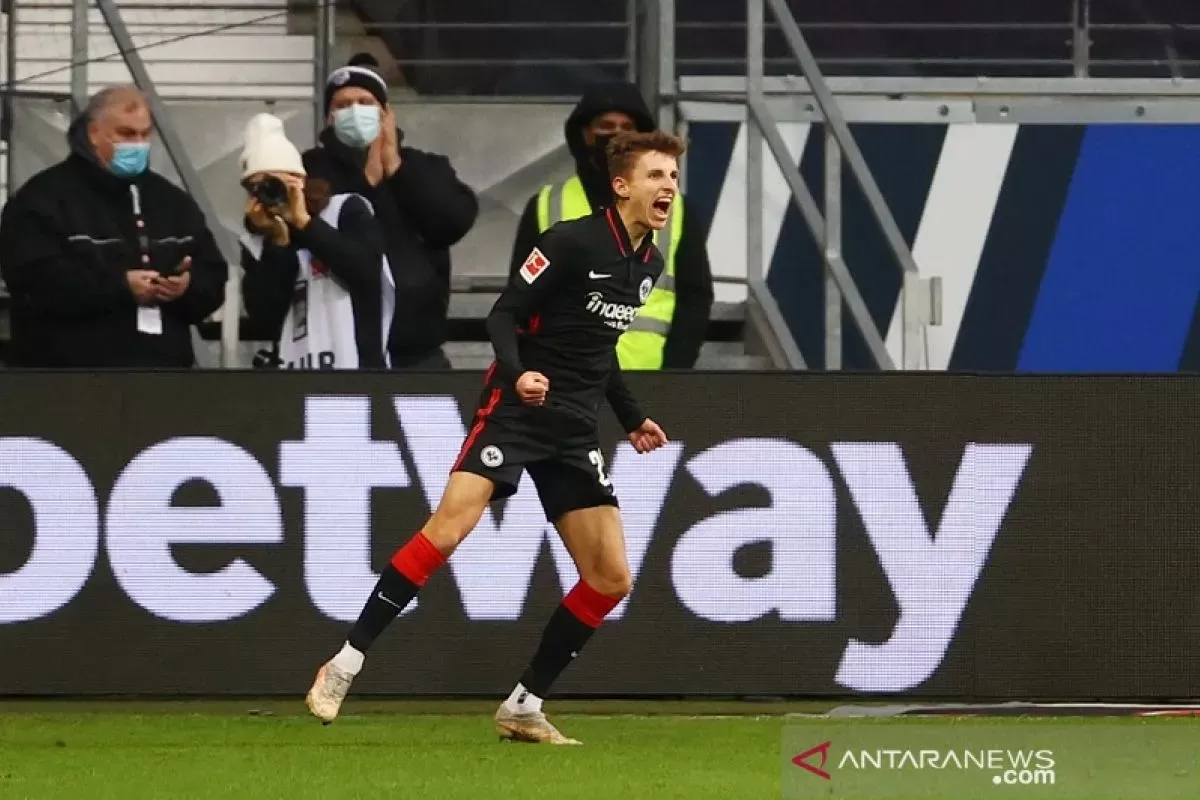 Arsip foto - Gelandang serang Eintracht Frankfurt Jesper Lindstrom merayakan golnya ke gawang FSV Mainz dalam laga lanjutan Liga Jerman di Stadion Deutsche Bank Park, Frankfurt, Jerman.