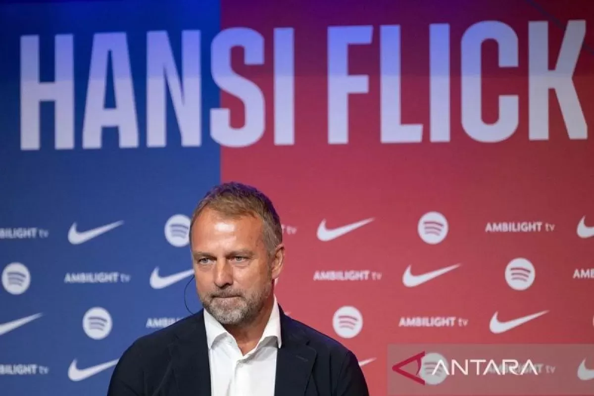 Pelatih baru Barcelona asal Jerman Hansi Flick menghadiri upacara perkenalan pelatih baru FC Barcelona di stadion Camp Nou di Barcelona, Kamis (25/7/2024). ANTARA/AFP/Josep Lago/am. 